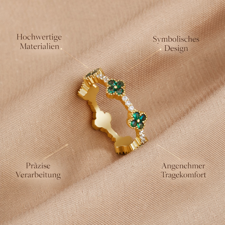 Annika – Goldring mit floralen Details und Smaragdelement.