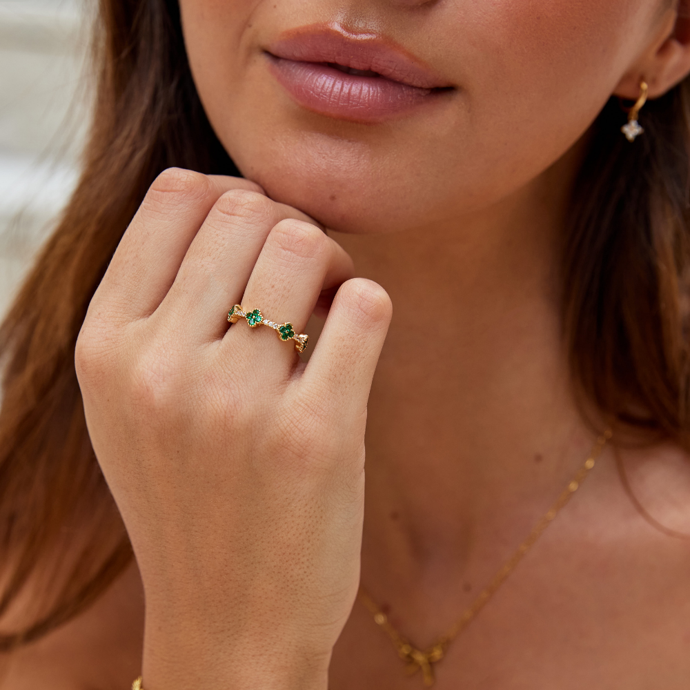 Annika – Goldring mit floralen Details und Smaragdelement.