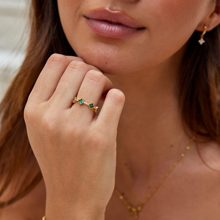 Annika – Goldring mit floralen Details und Smaragdelement.