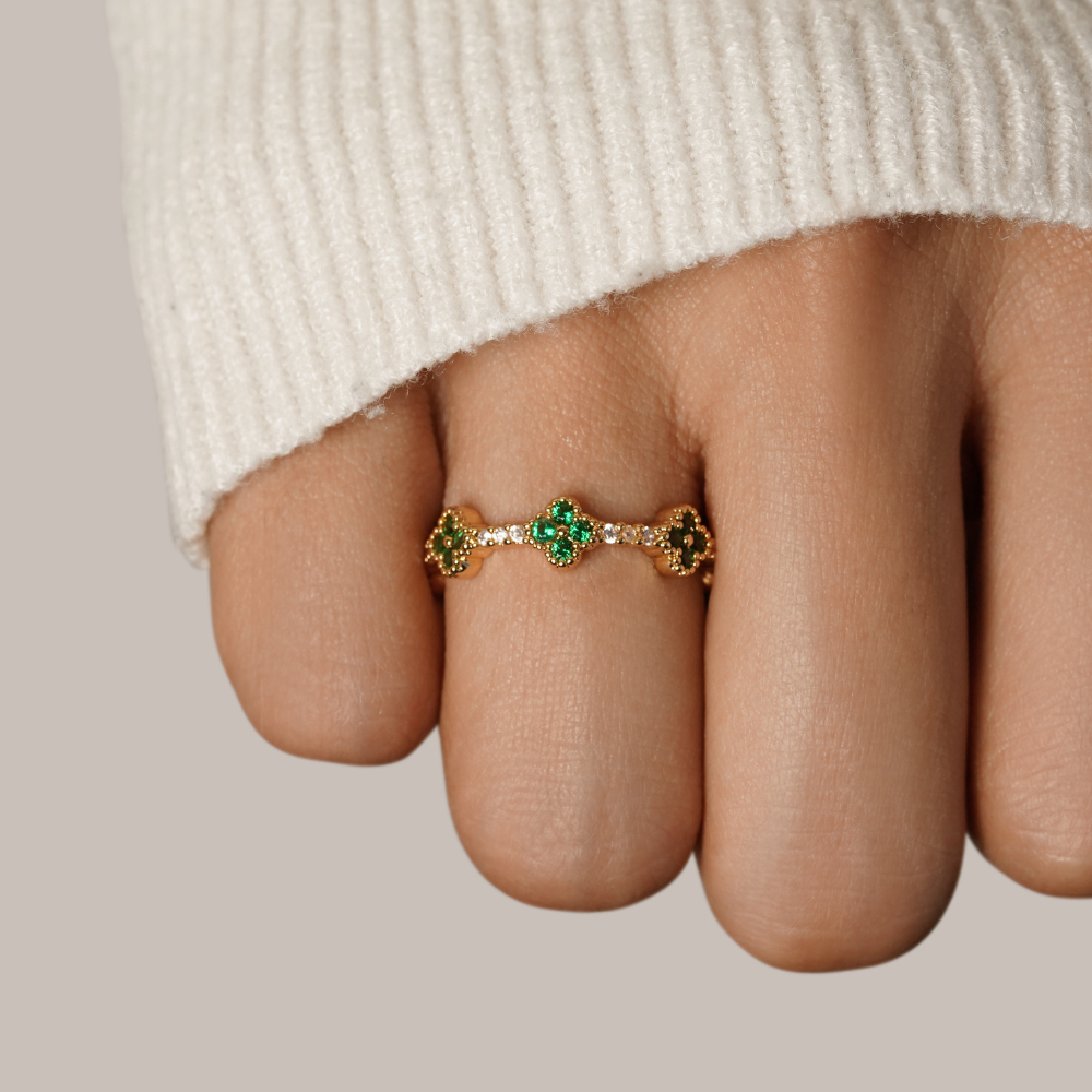 Annika – Goldring mit floralen Details und Smaragdelement.