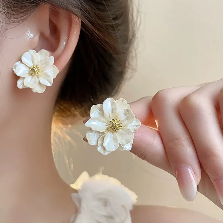 Σκουλαρίκια blommörhängen από λευκό ακρυλικό