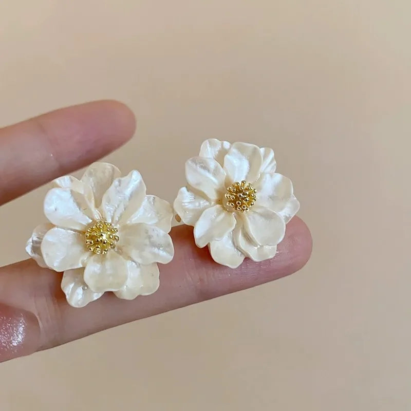 Σκουλαρίκια blommörhängen από λευκό ακρυλικό