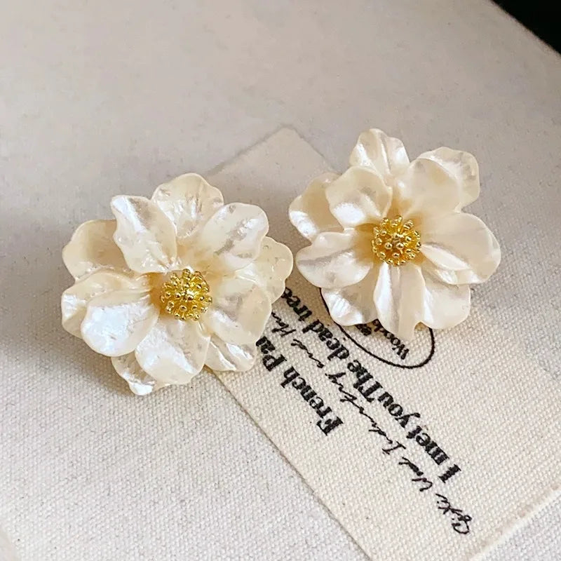 Σκουλαρίκια blommörhängen από λευκό ακρυλικό