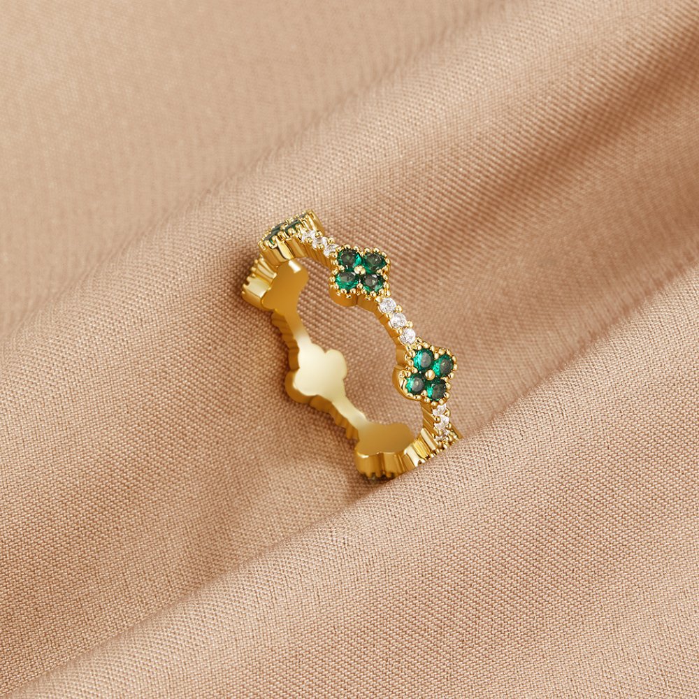 Annika – Goldring mit floralen Details und Smaragdelement.