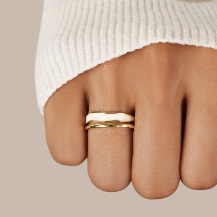 Beatrix – Goldener Bandring mit schlichter Silhouette.