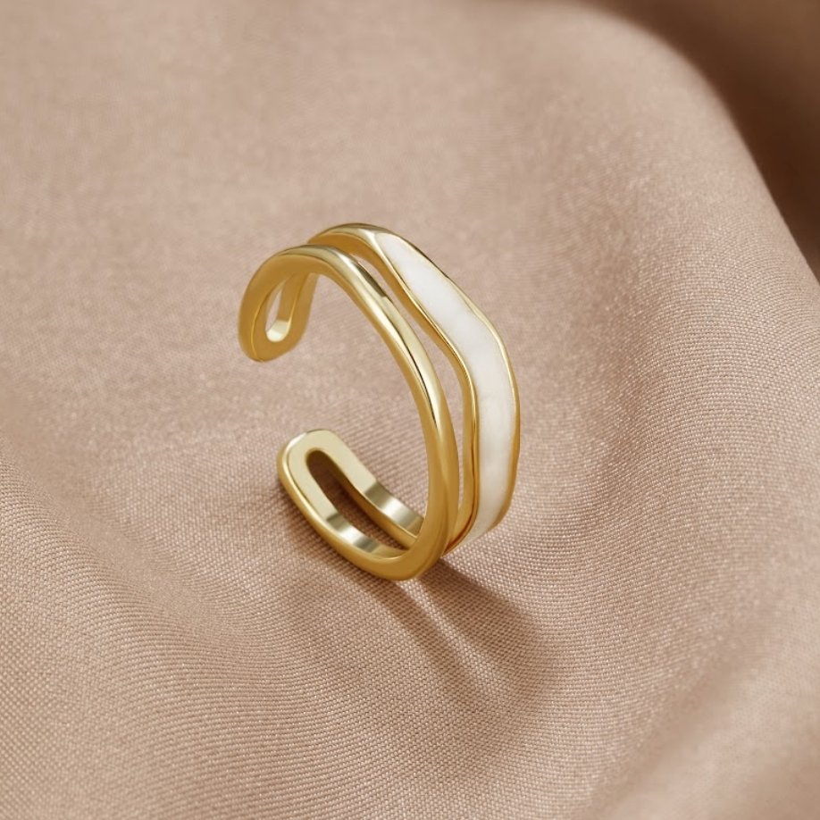 Beatrix – Goldener Bandring mit schlichter Silhouette.